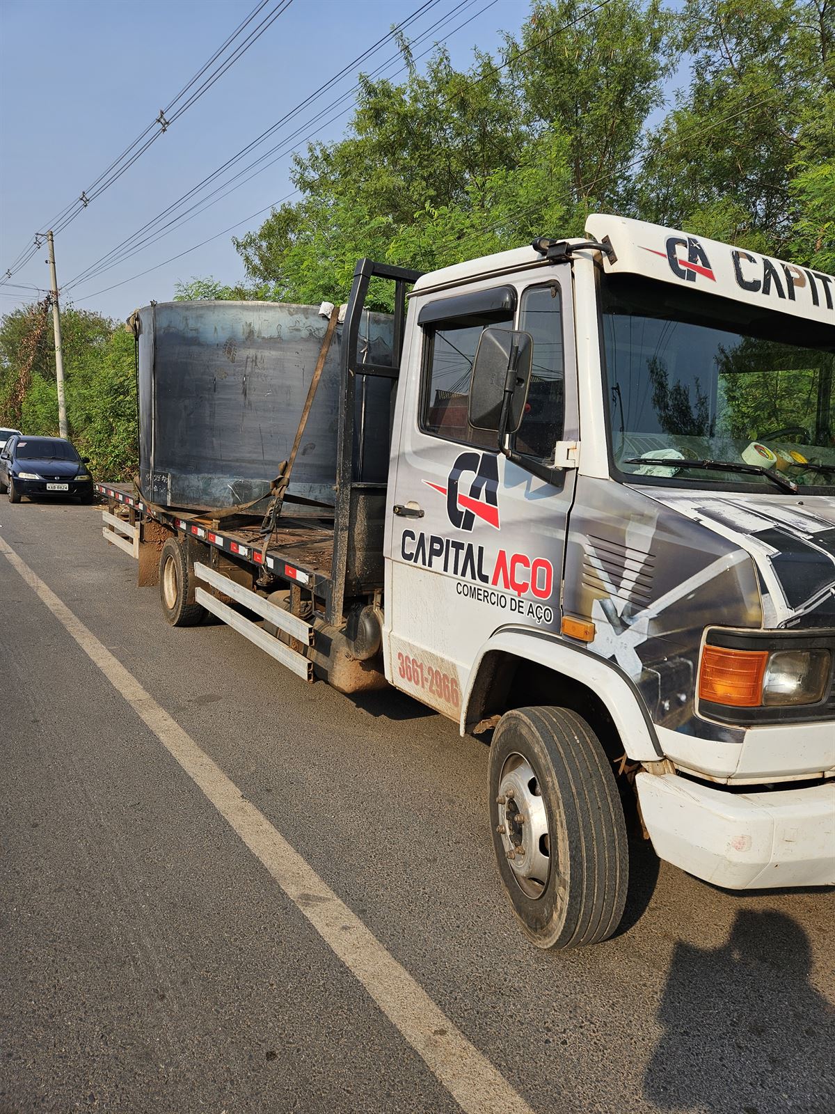 Caminhão da frota própria da Capital Aço carregado com aço